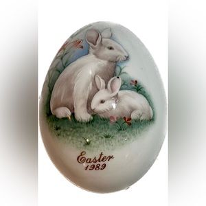 Noritake Vintage 1989 egg with bunny illustration.